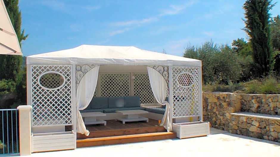 B&B with charm, quiet, kitchen, sw pool.