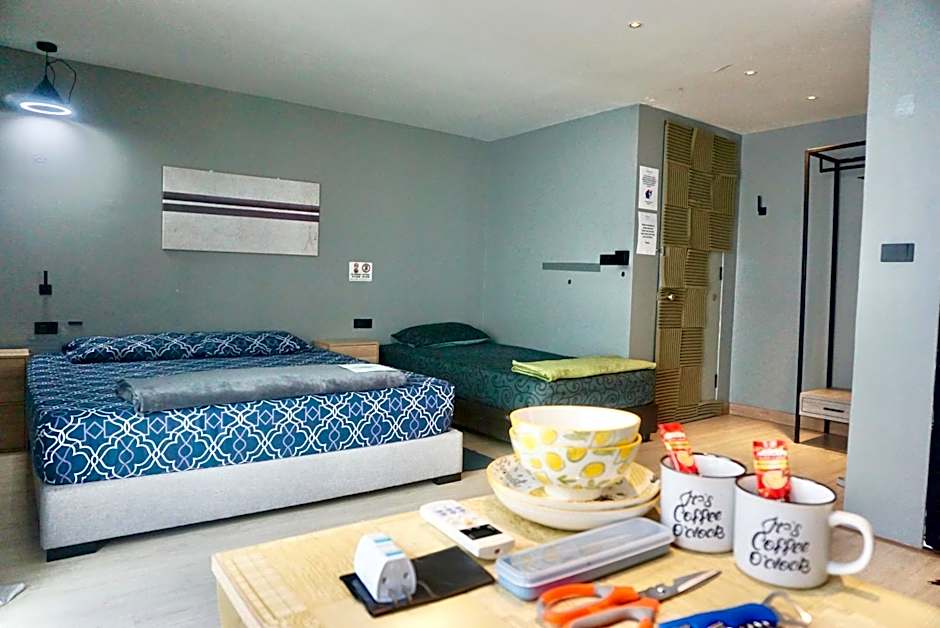 Hash Apartment Silom Soi 3 triple room