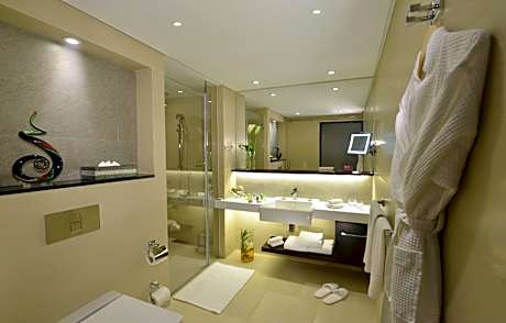One-Bedroom King Suite - Smoking