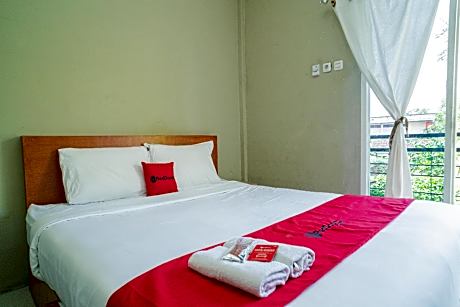 RedDoorz Plus Syariah @ Lotus Hotel Bojonegoro