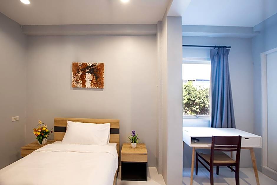 185@Surawong Residence