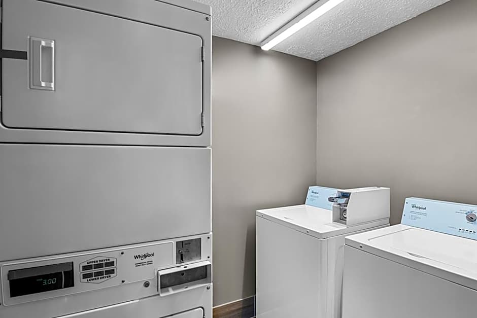 HomeTowne Studios by Red Roof Richmond - Airport Sandston