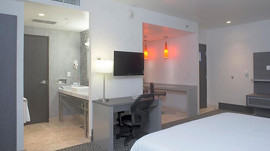 Holiday Inn Express & Suites Queretaro By IHG