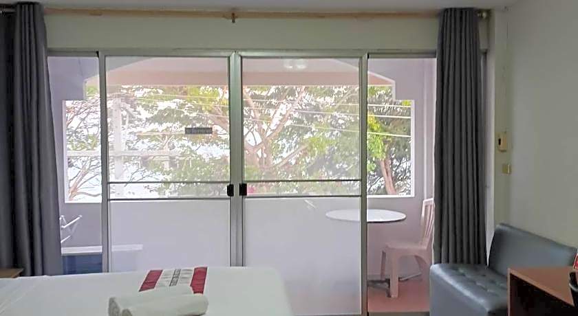 Beachfront Hotel Cha Am