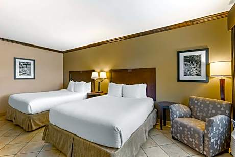 Queen Room with Two Queen Beds - Pet Friendly