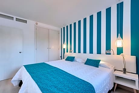 One-Bedroom Apartment with Pool View