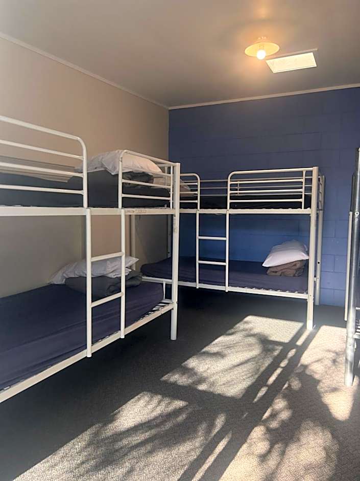 Beachcomber Lodge & Backpacker