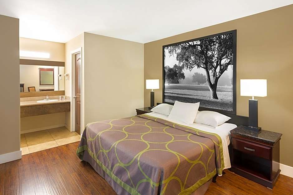 Zdjęcie 1 z 3 — Deluxe 1 King Bed Suite