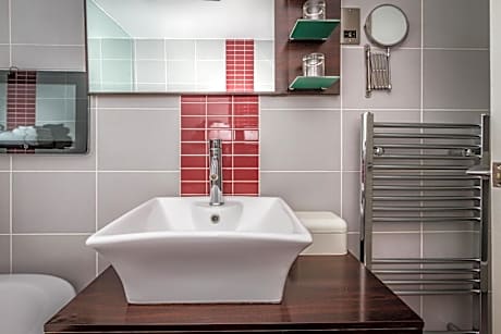 Deluxe King Room with Sea View and Balcony