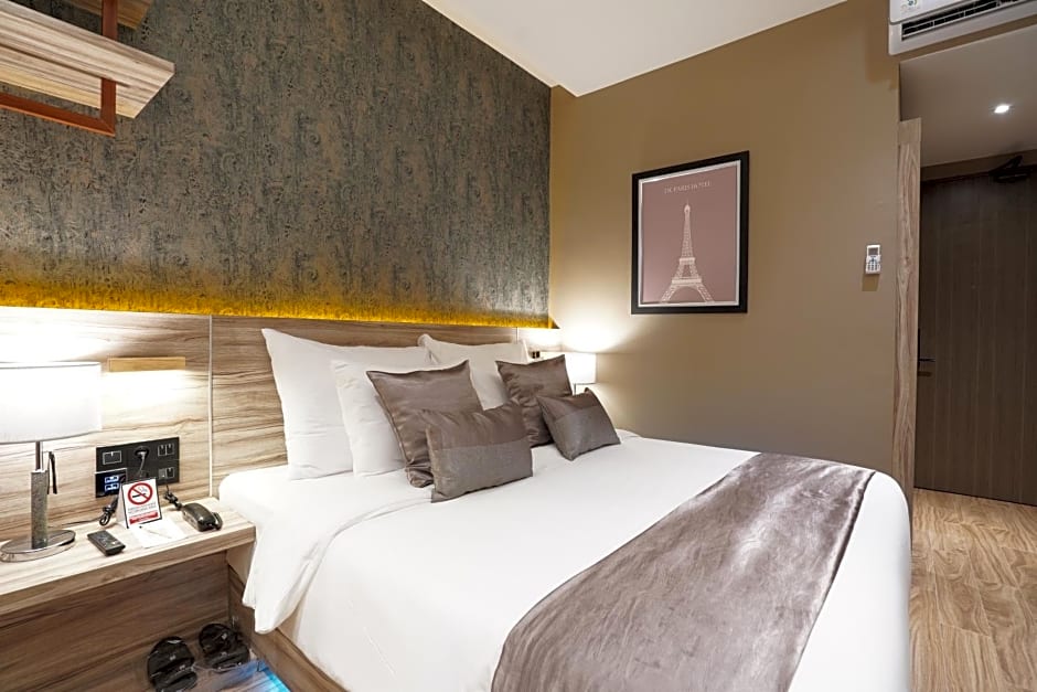 DE PARIS HOTEL