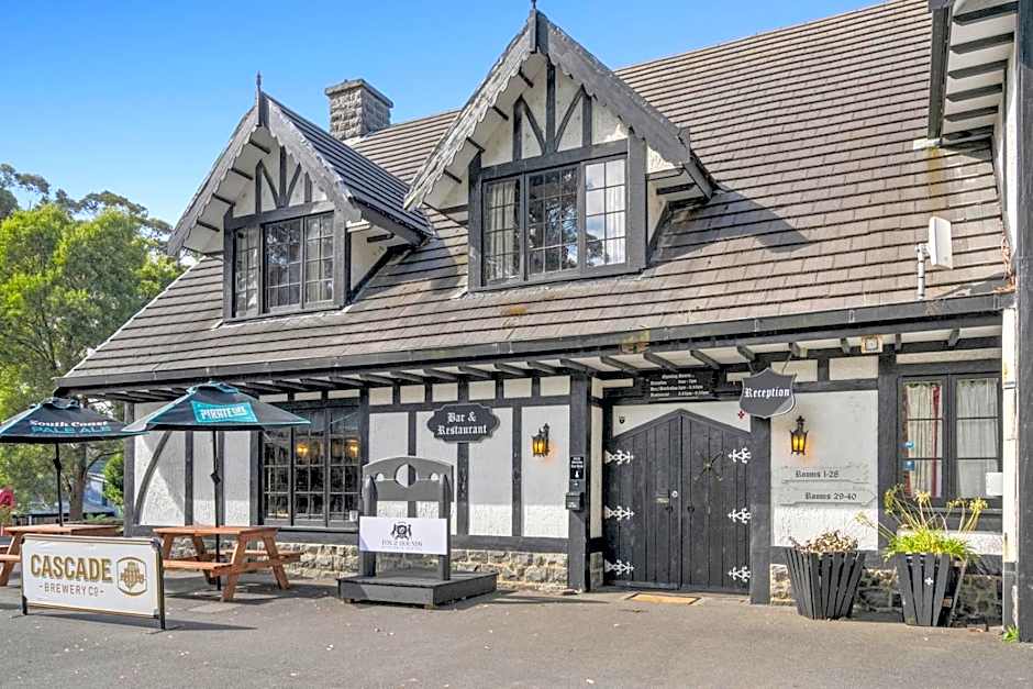 The Fox and Hounds Historic Hotel