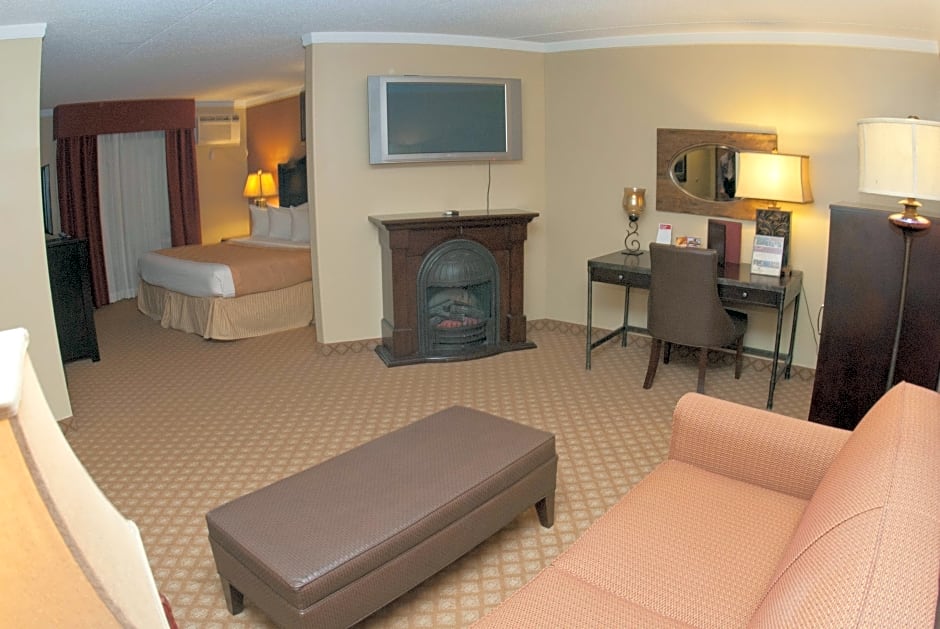 Photo 1 of 3 of 1 King Bed with Sofabed Suite, Jetted Tub, Balcony