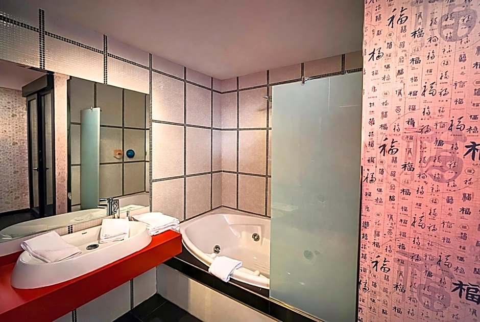V Hotel