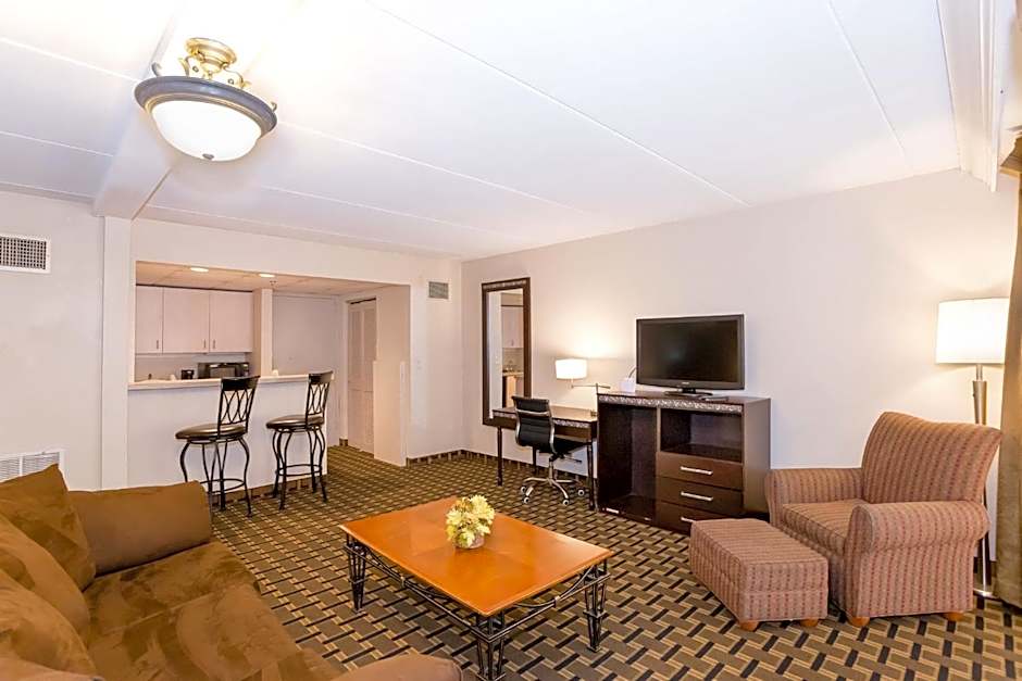 Ramada Hotel & Conference Center by Wyndham Plymouth