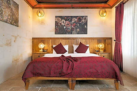 Deluxe Stone Room