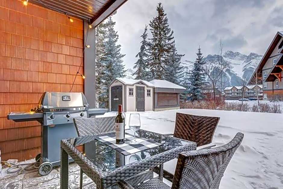 Mountain Retreat, Pool & Hot Tub, BBQ, Patio, King Bed, Sleeps 6!