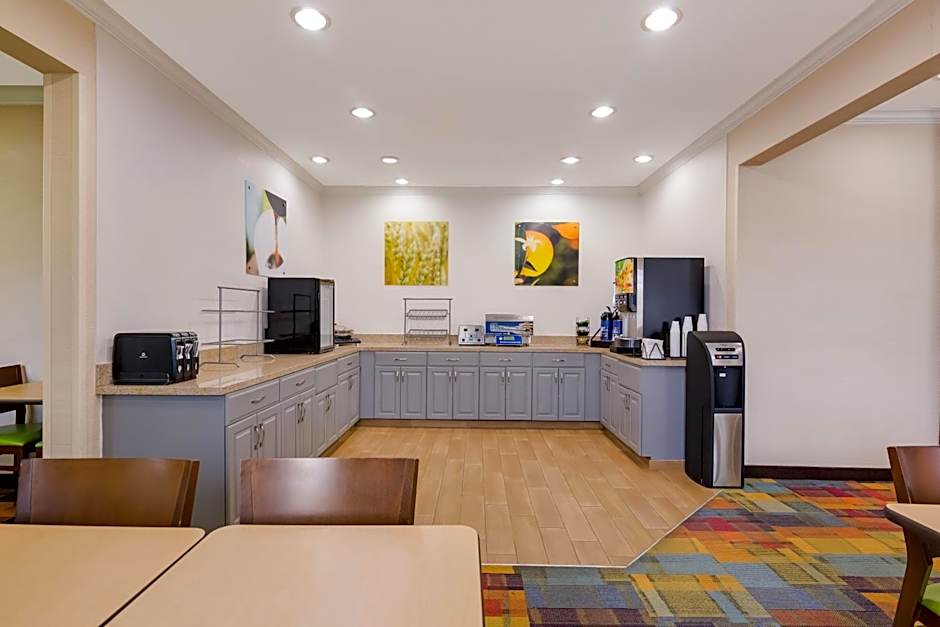 AmericInn by Wyndham Minot