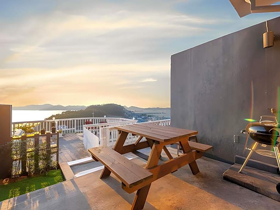 Whales Dream Pension