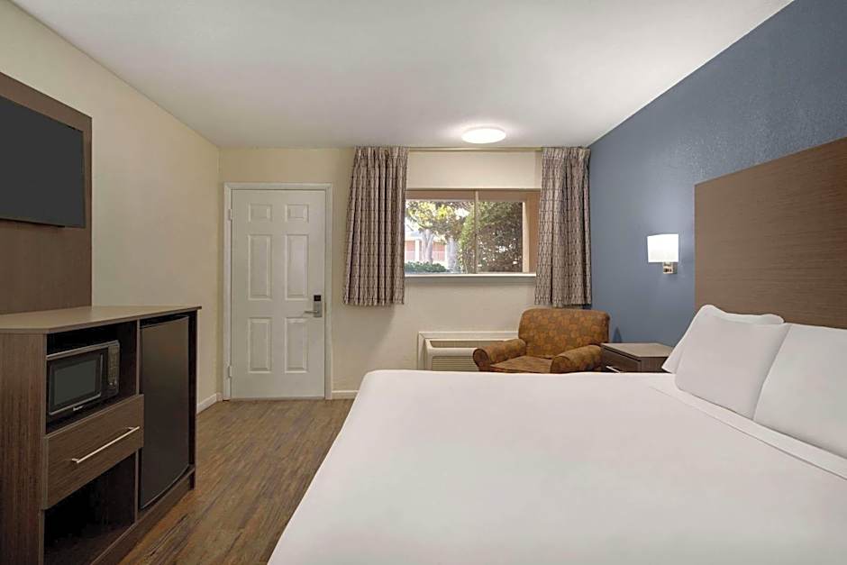 Days Inn by Wyndham Lawton