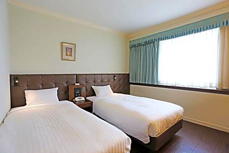 Large Twin Room - Non-Smoking