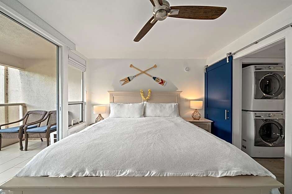 Renovated Condo - 3 Min Walk to Toes in the Sand!