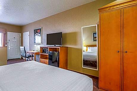 King Suite - Accessible/Non-Smoking