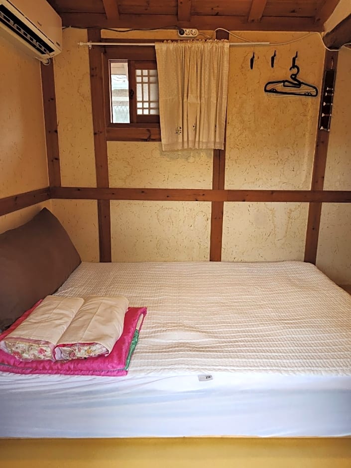 Hanulgiwa Hanok Stay