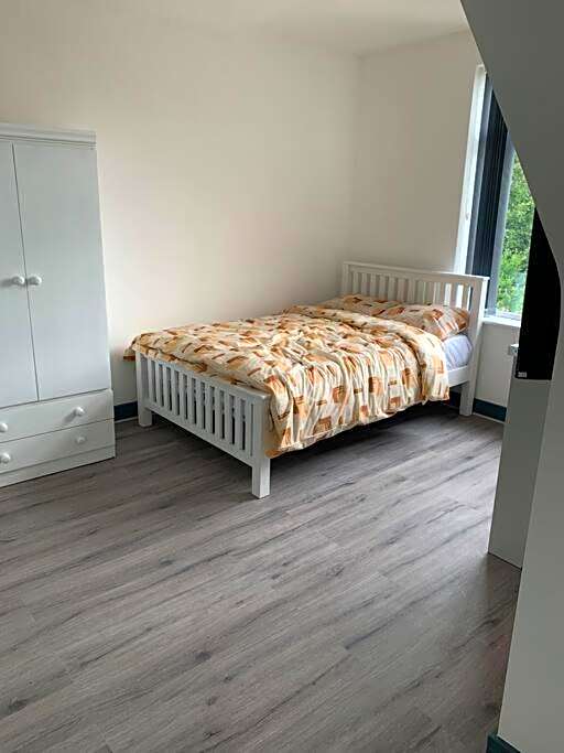 Newly refurbished studio, great location 8 studios