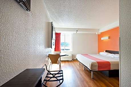 King Room with Roll-In Shower - Disability Access