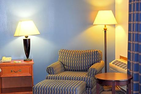 King Studio Suite with Pool View - Non-Smoking