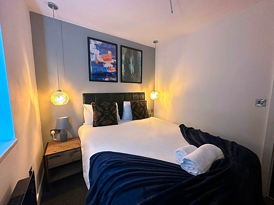 Adam Court Apartments - PE1 - Contractor Friendly - Choice of Studios or 1 Bed Apartments - Free Parking - Sofa Beds - Sky TV - Full Kitchen - Washer Dryer - WiFi