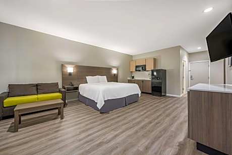 King Room with Roll-in Shower - Disability Access/Non-Smoking