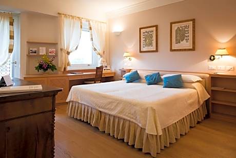 Double or Twin Room with Partial Sea View
