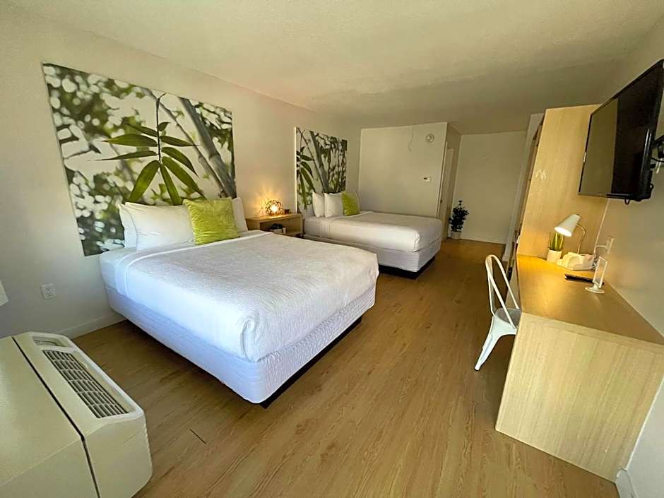 Newly renovated room in cozy hotel near Disney 2