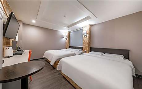 Twin Room, Check-In Mon-Fri 6:00 PM, Sat 10:00 PM, Sun 8:00 PM