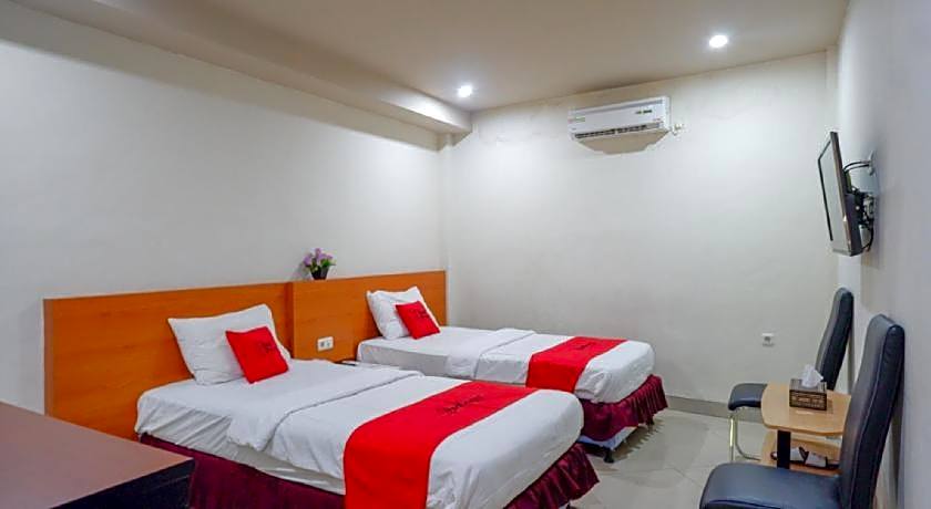 RedDoorz Plus @ Cameloan Hotel Palu