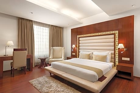 1 King Bed Suite Smoking