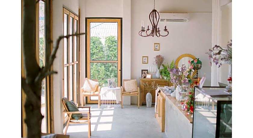 White Wall Riverfront Hotel