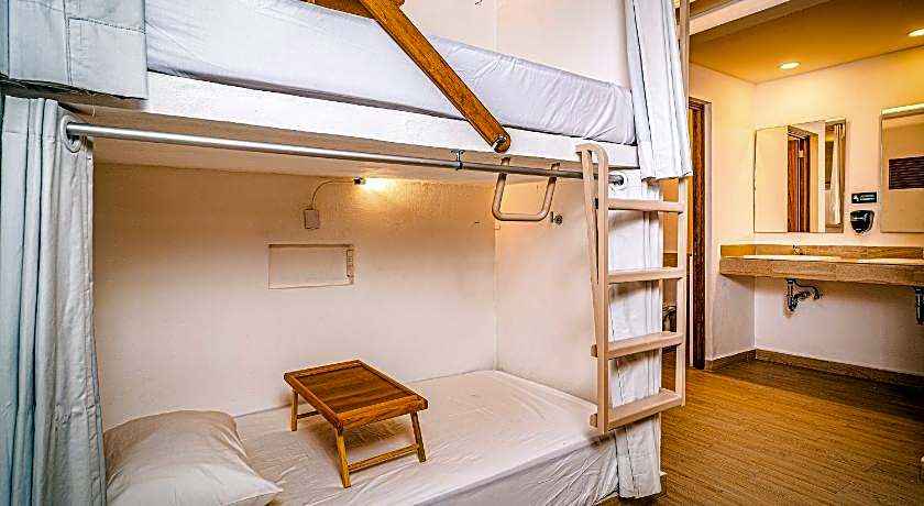 Nomads Party Hotel & Hostel