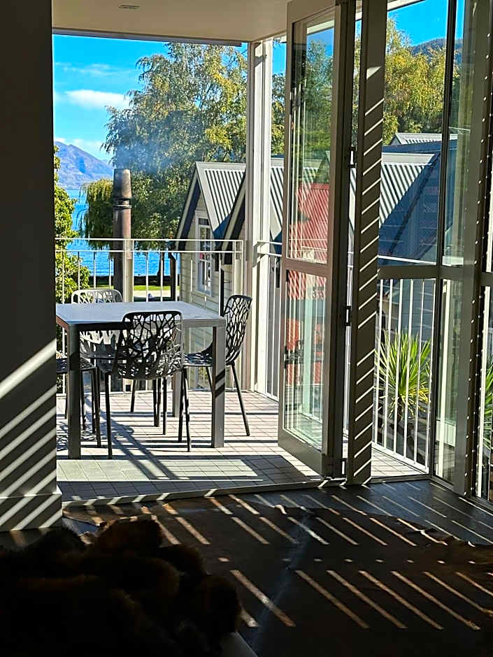 Eichardt's Private Hotel & Lakefront Apartments