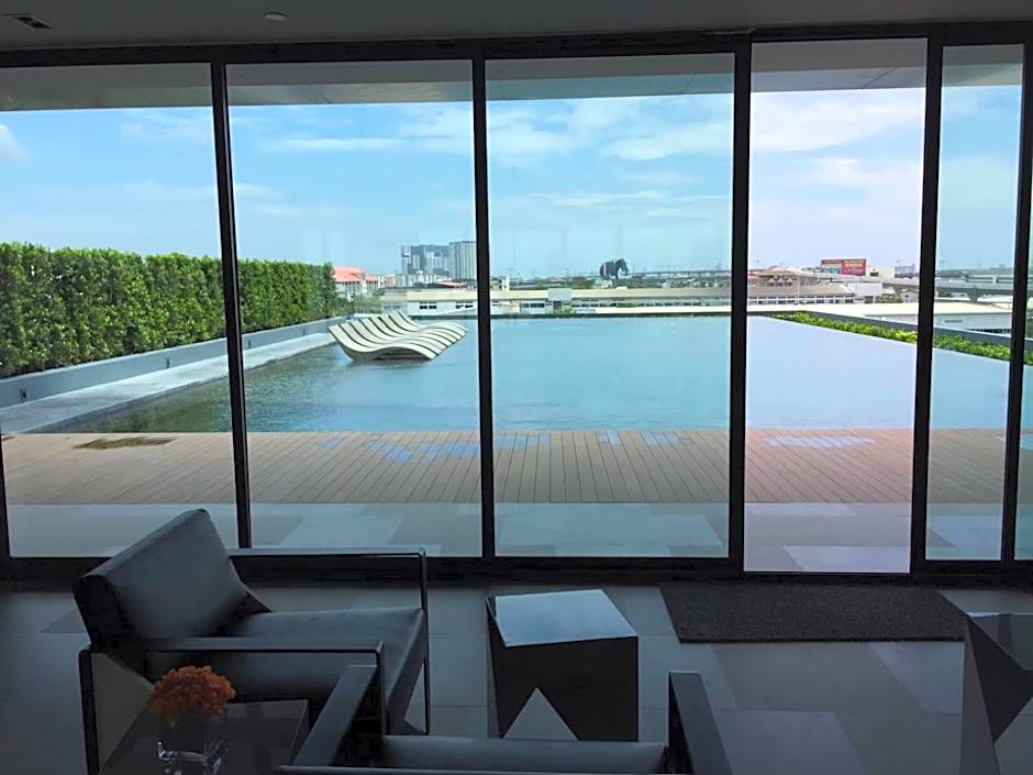 New condominium on Sukhumvit Road "Pu Chao" Bts station