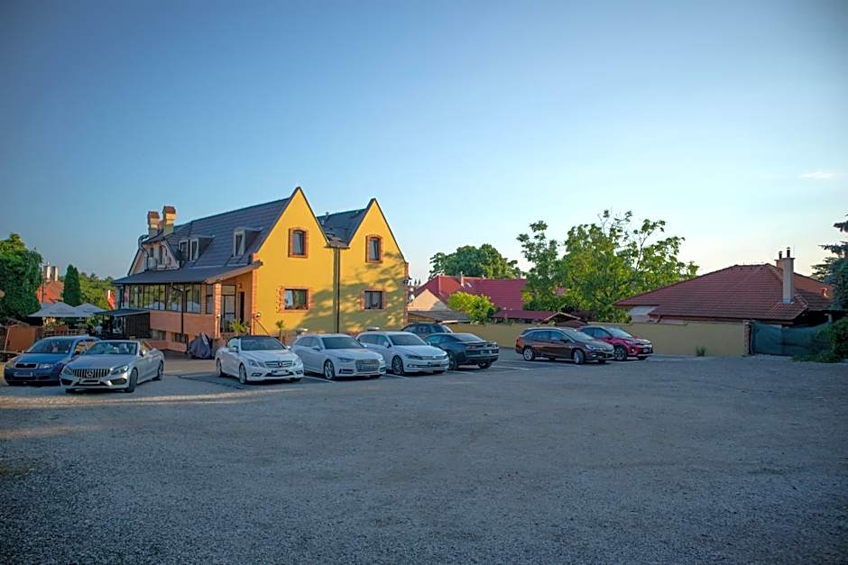 Penzión Wellness & Restaurant Zoborská, free parking