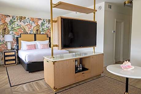 Junior King Suite with Sofa Bed