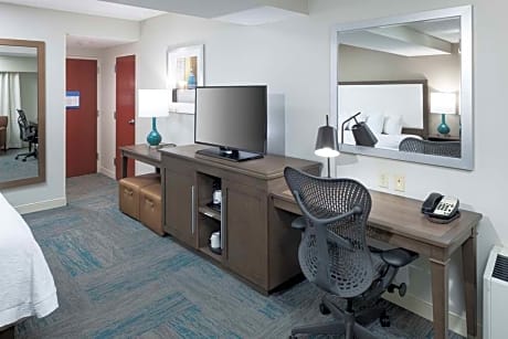 2 Queens Mobility/Hearing Access Tub Nosmok