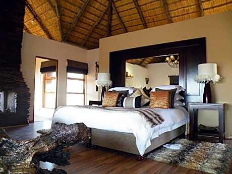 Honeymoon Suite with Hot Tub - Safari Package including two game drives