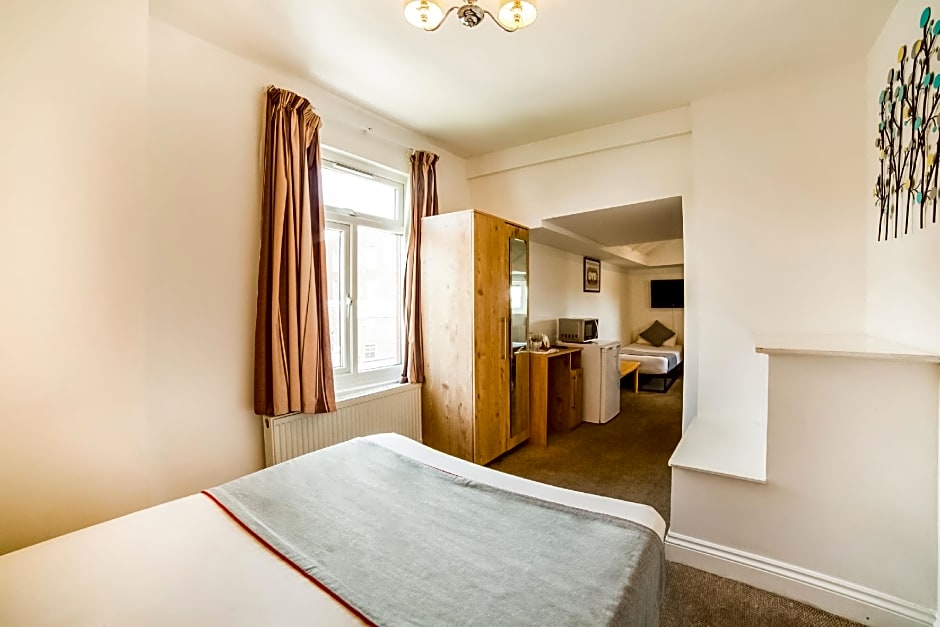 OYO TamTam Acton Hotel