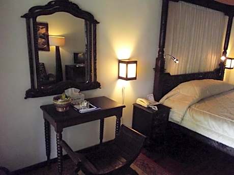 Honeymooner Room