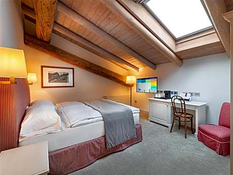 Classic Queen Room with Roll-In Shower - Disability Access/Non-Smoking