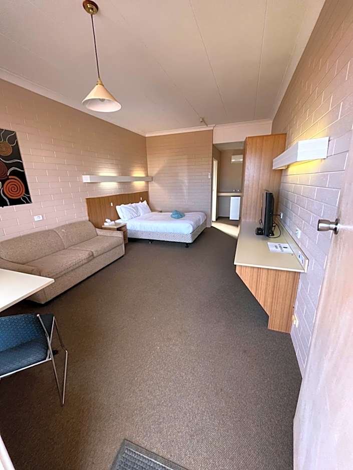 Opal Inn Hotel, Motel, Caravan Park