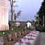White Wall Riverfront Hotel